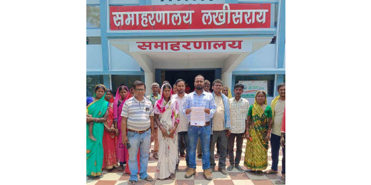 सड़क नहीं तो वोट नहीं नारे के साथ ग्रामीणों ने निकाला विरोध मार्च, डीएम को सौंपा मांग पत्र